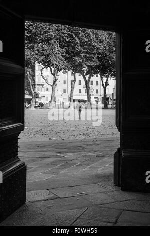 Porta sulla piazza principale di Lucca, Italia Foto Stock