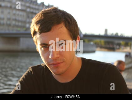 Un uomo a Parigi sul tramonto, Senna, Francia. Foto Stock