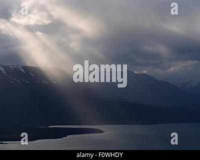 Alberi di rottura della luce attraverso le nuvole sopra Eyjafjörður da Ystuvíkurfjall, vicino a Akureyri Islanda Foto Stock