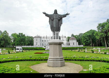 Statua di Cristo di fronte Tyszkiewicz palazzo che ospita il Museo dell'Ambra nella città balneare di Palanga, Lituania Foto Stock