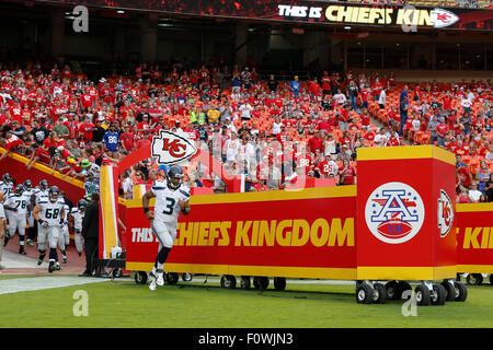 Kansas City, Missouri, Stati Uniti d'America. 21 Ago, 2015. Seattle Seahawks quarterback Russell Wilson (3) assume il campo durante la NFL preseason game tra i Seattle Seahawks e il Kansas City Chiefs Ad Arrowhead Stadium di Kansas City, MO Tim Warner/CSM. Credito: Cal Sport Media/Alamy Live News Foto Stock