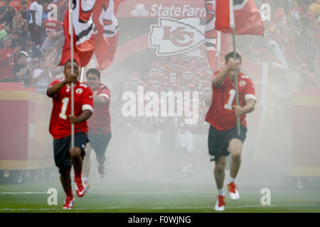 Kansas City, Missouri, Stati Uniti d'America. 21 Ago, 2015. Il Kansas City Chiefs prende il campo durante la NFL preseason game tra i Seattle Seahawks e il Kansas City Chiefs Ad Arrowhead Stadium di Kansas City, MO Tim Warner/CSM. Credito: Cal Sport Media/Alamy Live News Foto Stock