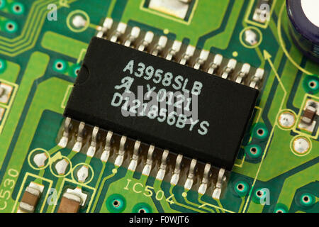 Scheda di circuito che mostra closeup della superficie montato un chip IC Foto Stock