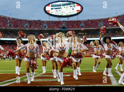 Kansas City, Missouri, Stati Uniti d'America. 21 Ago, 2015. Kansas City Chiefs cheerleaders eseguire durante la NFL preseason game tra i Seattle Seahawks e il Kansas City Chiefs Ad Arrowhead Stadium di Kansas City, MO Tim Warner/CSM. Credito: Cal Sport Media/Alamy Live News Foto Stock