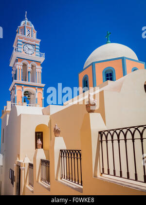 Cattedrale cattolica Chiesa di San Giovanni Battista nella città di Thira sull'isola greca di Santorini (Thera) Foto Stock