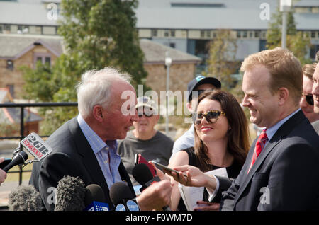 Barangaroo capezzagna, Sydney, Australia. Il 22 agosto, 2015. Ex primo ministro Paul Keating si impegna con i giornalisti in occasione della inaugurazione della nuova costruzione Barangaroo riserva operazioni automatiche di fine campo sulle sponde del porto di Sydney. La riserva è stata ufficialmente aperta questa mattina dal NSW Premier Mike Baird con Mr Keating hanno partecipato. La costruzione della riserva è stato a lungo tenuto il desiderio del signor Keating e lui è stato coinvolto con i suoi progressi dall'inizio a seguito di un concorso internazionale di progettazione tenuto nel 2005. Credito: Stephen Dwyer/Alamy Live News Foto Stock