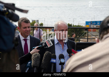 Barangaroo capezzagna, Sydney, Australia. Il 22 agosto, 2015. Ex primo ministro Paul Keating parla con i giornalisti in occasione della inaugurazione della nuova costruzione Barangaroo riserva operazioni automatiche di fine campo sulle sponde del porto di Sydney. Accanto al signor Keating è il NSW Premier signor Mike Baird che hanno aperto ufficialmente la riserva di questa mattina con il signor Keating hanno partecipato. La costruzione della riserva è stato a lungo tenuto il desiderio del signor Keating e lui è stato coinvolto con i suoi progressi dall'inizio a seguito di un concorso internazionale di progettazione tenuto nel 2005. Credito: Stephen Dwyer/Alamy Live News Foto Stock