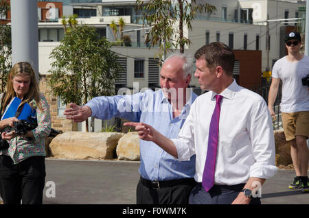 Barangaroo capezzagna, Sydney, Australia. Il 22 agosto, 2015. Ex primo ministro Paul Keating e NSW Premier signor Mike Baird punto alla linea di riva offre all'apertura ufficiale della nuova costruzione Barangaroo riserva operazioni automatiche di fine campo sulle sponde del porto di Sydney. Signor Mike Baird ha aperto ufficialmente la riserva di questa mattina con il signor Keating hanno partecipato. La costruzione della riserva è stato a lungo tenuto il desiderio del signor Keating e lui è stato coinvolto con i suoi progressi dall'inizio a seguito di un concorso internazionale di progettazione tenuto nel 2005. Credito: Stephen Dwyer/Alamy Live News Foto Stock