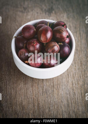 Ribes in una ciotola su uno sfondo di legno Foto Stock