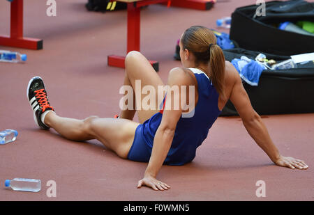 Pechino, Cina. Il 22 agosto, 2015. Jessica Ennis-Hill della Gran Bretagna si siede sulla traccia e visualizza il suo prossimo tentativo di cancellazione della barra trasversale durante il salto in alto la concorrenza delle donne del heptathlon durante il giorno 1 della IAAF 2015 Campionati del mondo a livello nazionale Stadium il 22 agosto 2015 a Pechino, in Cina. (Foto di Roger Sedres/Alamy Live News) Foto Stock