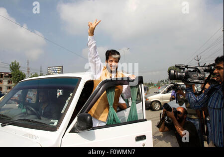 (150822) -- SRINAGAR, Agosto 22, 2015 (Xinhua) -- del Kashmir senior leader separatista Shabir Ahmad Shah gesti ai suoi sostenitori come egli ha lasciato la sua residenza a New Delhi per partecipare a una riunione con il Pakistan National Security Advisor Sartaj Aziz, a Srinagar, capitale estiva di Indiano-Kashmir controllata, 22 Agosto, 2015. Il Pakistan ha invitato i separatisti da indiano-Kashmir controllato per un incontro con Aziz alla sua alta commissione a Nuova Delhi. Aziz è pianificato per il viaggio in India il 23 agosto per due giorni di colloqui con il suo omologo indiano, su questioni relative al terrorismo. (Xinhua/Javed Dar) Foto Stock