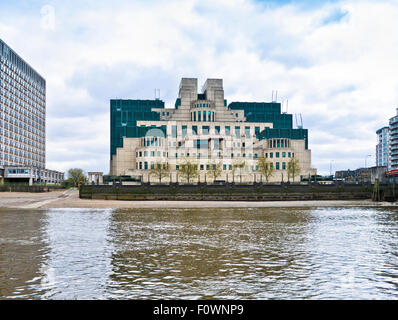 La British Secret Intelligence Service (MI6) headquarters building a Vauxhall, visto dal Tamigi, Londra Inghilterra REGNO UNITO Foto Stock