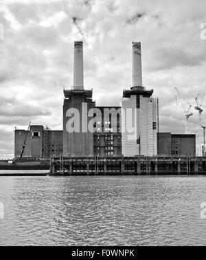 Battersea Power Station in fase di riconversione, come parte di un nuovo progetto residenziale, visto dal fiume Tamigi, Londra Inghilterra REGNO UNITO Foto Stock
