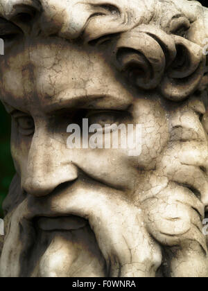 La faccia di un uomo barbuto in marmo bianco Foto Stock