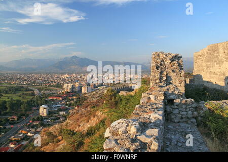 Shkodra centro città dai merli del castello di Rozafa, Shkodra, Albania, Balcani, Europa Foto Stock