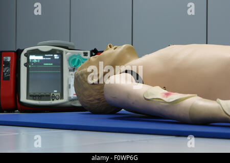 Defibrillatore e CPR bambola fittizia Foto Stock