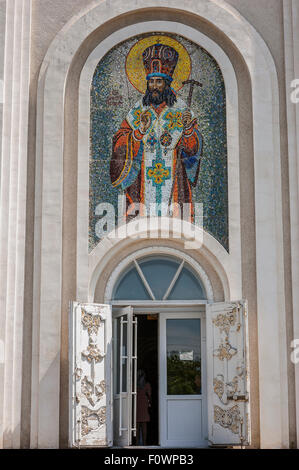 Chiesa Dmitry Rostovsky - chiesa ortodossa a Rostov-on-Don , Russia . Il mosaico murale raffigurante il santo sopra il principale entra Foto Stock