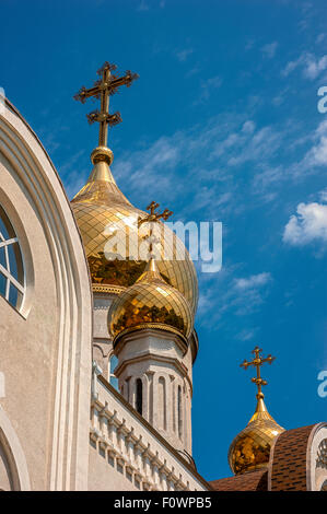 La GILT cupola di una chiesa ortodossa Dmitri Rostovsky a Rostov-on-Don , Russia . Il luminoso cielo blu di maggio . Foto Stock