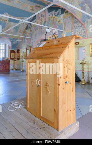 BOLHOV DI OREL REGIONE, LA RUSSIA - Agosto 15, 2015: leggio in legno close-up nella Chiesa della Trinità Foto Stock