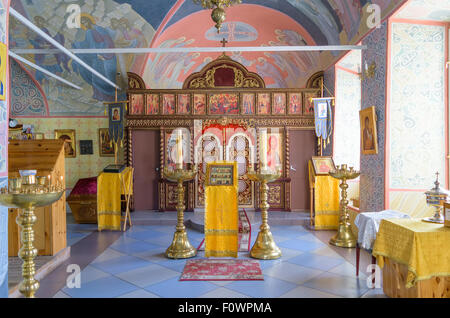 BOLHOV DI OREL REGIONE, LA RUSSIA - Agosto 15, 2015: diversi leggio e candelieri in hall di culto nella chiesa della Santa Trinità Foto Stock