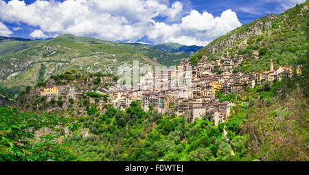 Impressionante saorge village,vista con montagne,Francia. Foto Stock