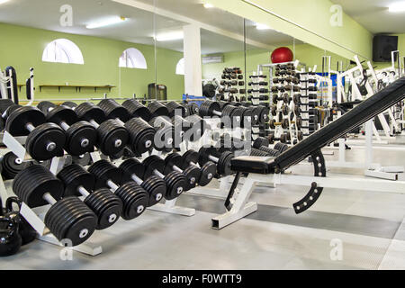 Molti neri manubri in palestra, la foto in orizzontale Foto Stock