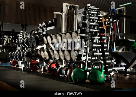 Molti neri manubri in palestra, la foto in orizzontale Foto Stock