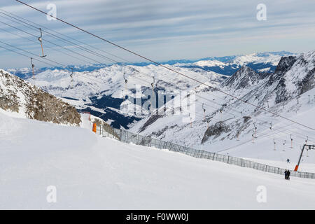 Il ghiacciaio di Hintertux con gondole e le piste da sci e piste in Ziilertal Alpi. Austria Foto Stock