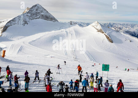 Gita di sci al ghiacciaio di Hintertux con gondole e le piste da sci e piste in Ziilertal Alpi. Austria Foto Stock