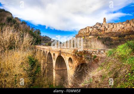 Impressionante Pitigilano - Borgo medioevale in pietra di tufo in Toscana, Italia Foto Stock