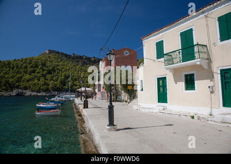 Il porto della baia di Assos, sull'isola greca di Cefalonia, home al film, 'Captain Corelli mandolino dell' Foto Stock