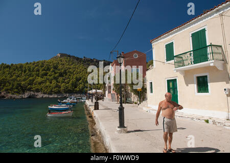 Maschio su turistico del porto nella baia di Assos, sull'isola greca di Cefalonia, a casa per il film 'Captain Corelli mandolino dell' Foto Stock