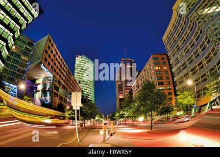 Germania Berlino: architettura contemporanea a Potsdamer Platz di notte Foto Stock