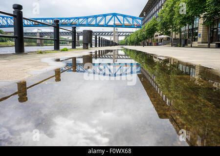 La regina Elisabetta II la metropolitana Ponte. Stazione ponte che attraversa il fiume Tyne. Due treni sono attraversando il ponte. Foto Stock