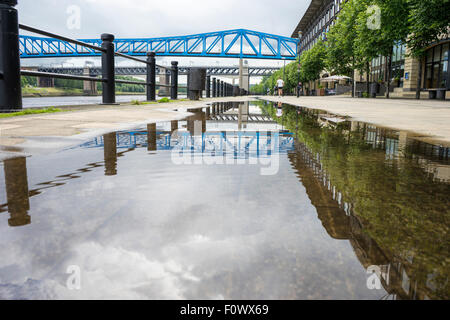 La regina Elisabetta II la metropolitana Ponte. Stazione ponte che attraversa il fiume Tyne tra Newcastle Upon Tyne & Gateshead. Esecuzione del pareggiatore. Foto Stock