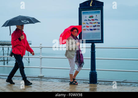 Aberystwyth, Wales, Regno Unito. Il 22 agosto, 2015. Mentre gran parte del sud-est del Regno Unito si crogiola nel caldo sole a secco con il 'Spanish' pennacchio effetto, il west sta vivendo molto peggio meteo. Un fronte freddo da nord porta heavy rain e cielo nuvoloso a Aberystwyth il giorno dell'annuale "ea a Riva Food Festival" tenutosi il resort sul lungomare. La probabilità è per le condizioni di non liquidate a prevalere per gran parte della prossima settimana troppo Photo credit: Keith Morris/Alamy Live News Foto Stock