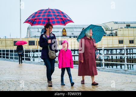 Aberystwyth, Wales, Regno Unito. Il 22 agosto, 2015. Mentre gran parte del sud-est del Regno Unito si crogiola nel caldo sole a secco con il 'Spanish' pennacchio effetto, il west sta vivendo molto peggio meteo. Un fronte freddo da nord porta heavy rain e cielo nuvoloso a Aberystwyth il giorno dell'annuale "ea a Riva Food Festival" tenutosi il resort sul lungomare. La probabilità è per le condizioni di non liquidate a prevalere per gran parte della prossima settimana troppo Photo credit: Keith Morris/Alamy Live News Foto Stock