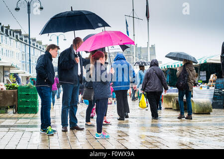 Aberystwyth, Wales, Regno Unito. Il 22 agosto, 2015. Mentre gran parte del sud-est del Regno Unito si crogiola nel caldo sole a secco con il 'Spanish' pennacchio effetto, il west sta vivendo molto peggio meteo. Un fronte freddo da nord porta heavy rain e cielo nuvoloso a Aberystwyth il giorno dell'annuale "ea a Riva Food Festival" tenutosi il resort sul lungomare. La probabilità è per le condizioni di non liquidate a prevalere per gran parte della prossima settimana troppo Photo credit: Keith Morris/Alamy Live News Foto Stock