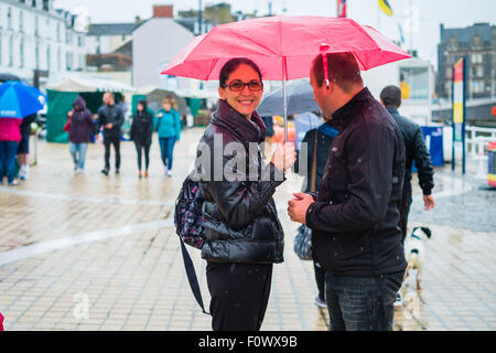 Aberystwyth, Wales, Regno Unito. Il 22 agosto, 2015. Mentre gran parte del sud-est del Regno Unito si crogiola nel caldo sole a secco con il 'Spanish' pennacchio effetto, il west sta vivendo molto peggio meteo. Un fronte freddo da nord porta heavy rain e cielo nuvoloso a Aberystwyth il giorno dell'annuale "ea a Riva Food Festival" tenutosi il resort sul lungomare. La probabilità è per le condizioni di non liquidate a prevalere per gran parte della prossima settimana troppo Photo credit: Keith Morris/Alamy Live News Foto Stock