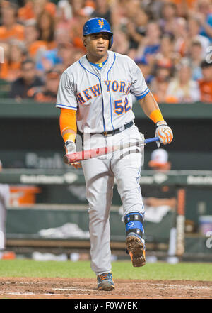 New York Mets designato hitter Yoenis Cespedes (52) reagisce dopo la sorprendente-out al piombo-off l'ottavo inning contro i Baltimore Orioles a Rigogolo Park a Camden Yards a Baltimora, Maryland il mercoledì 19 agosto, 2015. Gli Orioles ha vinto il gioco 5 - 4. Credito: Ron Sachs/CNP (restrizione: NO New York o New Jersey o giornali quotidiani nel raggio di 75 miglia da New York City) - nessun filo SERVICE - Foto Stock