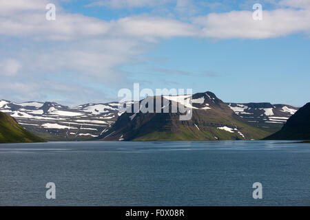 L'Islanda, Westfjords, Jokulflrdir, Lonagfjordur Riserva Naturale (66°16'33' N 22°37'15" W). Remote scenic fiordo. Foto Stock