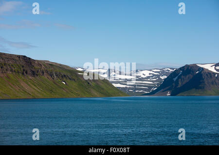 L'Islanda, Westfjords, Jokulflrdir, Lonagfjordur Riserva Naturale (66°16'33' N 22°37'15" W). Remote scenic fiordo. Foto Stock