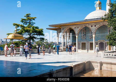 Istanbul, Turchia - 19 agosto 2015: turisti nella terrazza superiore e Baghdad Kiosk, Il Palazzo di Topkapi, Istanbul, Turchia Foto Stock