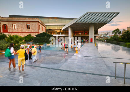 I turisti di fronte all'ingresso principale del museo dell'Acropoli di Atene, Grecia Foto Stock