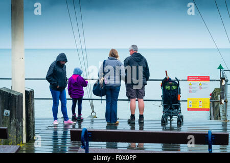 Aberystwyth, Wales, Regno Unito. Il 22 agosto, 2015. Mentre gran parte del sud-est del Regno Unito si crogiola nel caldo sole a secco con il 'Spanish' pennacchio effetto, il west sta vivendo molto peggio meteo. Un fronte freddo da nord porta heavy rain e cielo nuvoloso a Aberystwyth il giorno dell'annuale "ea a Riva Food Festival" tenutosi il resort sul lungomare. La probabilità è per le condizioni di non liquidate a prevalere per gran parte della prossima settimana troppo Photo credit: Keith Morris/Alamy Live News Foto Stock