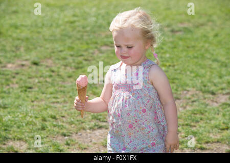 Bambina a mangiare il gelato Foto Stock