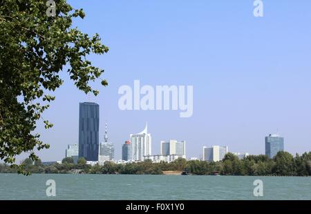 DC Tower 1 e altri edifici moderni a Donau City, Vienna, Austria si vede attraverso il Fiume Danubio. Foto Stock