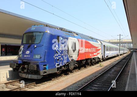 Le ferrovie ceche locomotore elettrico 380 011-7 alla stazione ferroviaria Westbahnhof di Vienna in Austria con un treno a Varsavia. Foto Stock