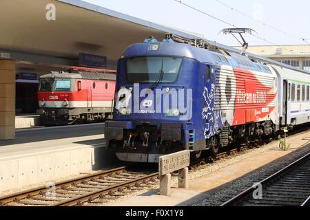 Le ferrovie ceche locomotore elettrico 380 011-7 alla stazione ferroviaria Westbahnhof di Vienna in Austria con un treno a Varsavia. Foto Stock