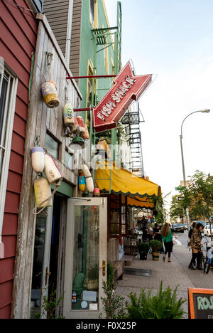 La città di New York, Stati Uniti d'America, scene di strada, Negozio di fronti "Pesce Shack', Vintage quartiere di Brooklyn, DUMBO Area, segni vintage Foto Stock